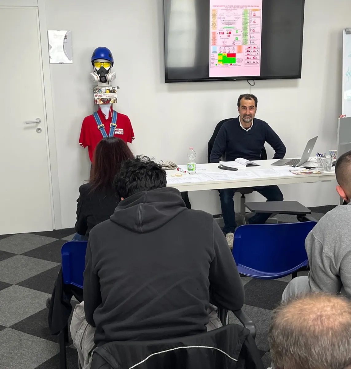 Consulente sicurezza sul lavoro durante formazione aziendale D.Lgs 81/08